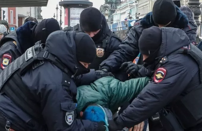 Πάνω από 250 συλλήψεις στη Ρωσία σε διαδήλωση κατά του πολέμου