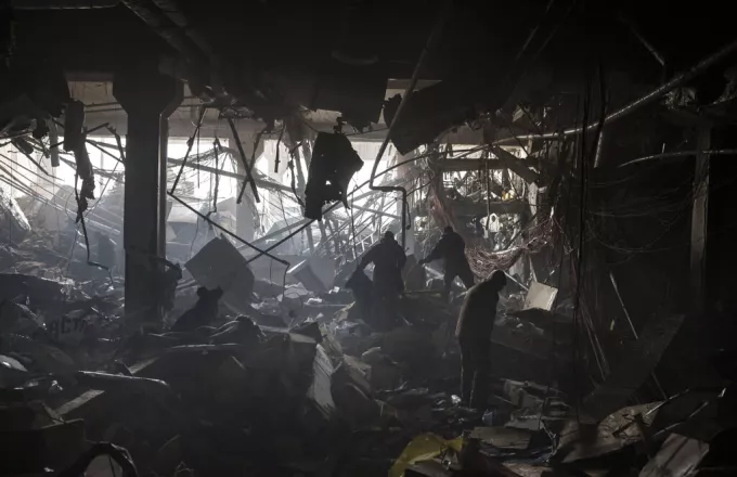 Μόσχα: Υποστηρίζει ότι το εμπορικό κέντρο που χτυπήθηκε στο Κίεβο ήταν αποθήκη πυρομαχικών