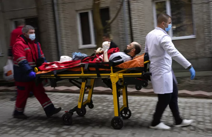 Φτάνουν στην Ουκρανία εφόδια σε υγειονομικό υλικό, σύμφωνα με τον ΠΟΥ