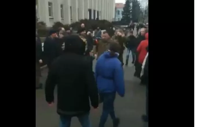 Ρώσοι στρατιώτες κρατούν στα χέρια χειροβομβίδες και απειλούν πολίτες στο Κονοτόπ - Δείτε βίντεο