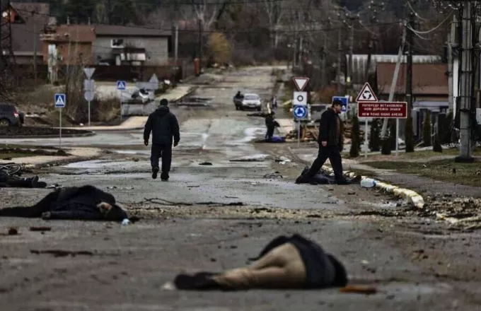 Αποτροπιασμός για τις ρωσικές θηριωδίες έξω από το Κίεβο - Εικόνες-σοκ με πτώματα στους δρόμους