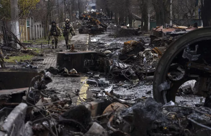 Η ΕΕ συντονίζεται: Φον ντερ Λάιεν και Σολτς χαρακτηρίζουν εγκλήματα πολέμου τις θηριωδίες στην Ουκρανία