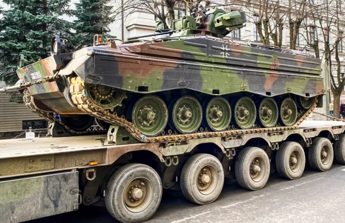 Το Βερολίνο «ανοιχτό» στην αποστολή βαρέων όπλων στην Ουκρανία μετά τις επικρίσεις