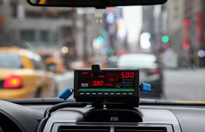 Οδηγός ταξί υπερχρέωνε τους πελάτες με δεύτερο κρυφό ταξίμετρο