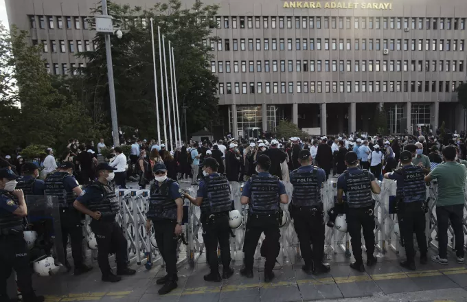 Τουρκία: Ξανά στην φυλακή 24 ώρες μετά την αποφυλάκισή του ο Μετίν Γκιουρτζάν του αντιπολιτευόμενου κόμματος DEVA