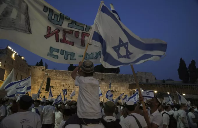 Ισραήλ: Επεισόδια στην «πορεία των σημαιών» με τη συμμετοχή χιλιάδων Ισραηλινών - Δείτε βίντεο 