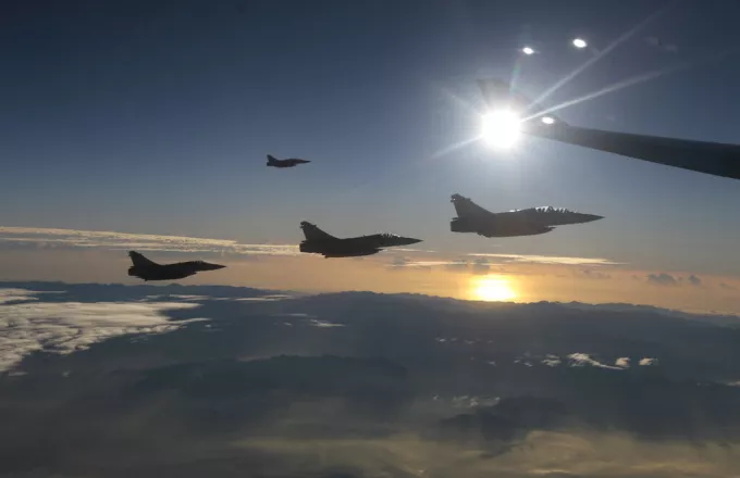 Κινεζικά πολεμικά αεροσκάφη εν ώρα πτήσης 