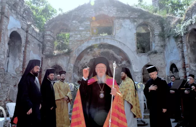 Χοροστάτησε ο Οικουμενικός Πατριάρχης Βαρθολομαίος στα ερείπια του ναού της Παναγίας Παραμυθίας 