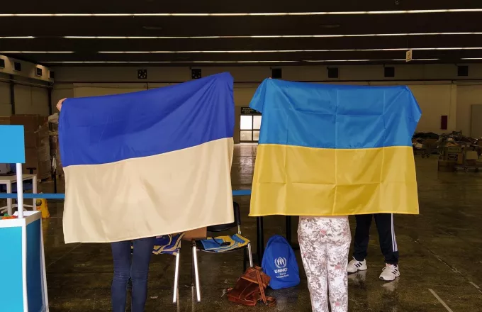 Θεσσαλονίκη: Εθελόντριες μοδίστρες έραψαν και παρέδωσαν ουκρανικές σημαίες
