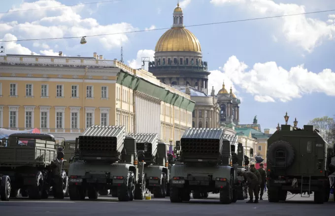 Πόλεμος στην Ουκρανία: Επίδειξη δύναμης από τη Ρωσία, απαγόρευση κυκλοφορίας στην Οδησσό - Live οι εξελίξεις στα μέτωπα