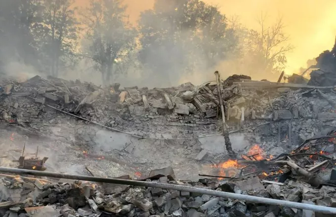 Ουκρανία: Ρωσικός βομβαρδισμός σε σχολείο – Ζελένσκι: Στη β’ φάση εκκένωσης του Αζοφστάλ