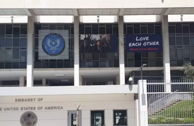 «Love each other»: Το μήνυμα της αμερικανικής πρεσβείας στην Αθήνα για τα δύο χρόνια από τη δολοφονία Φλόιντ 