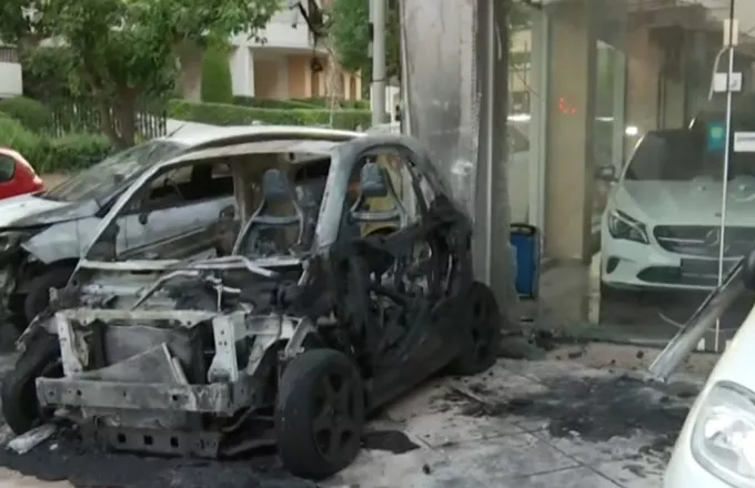 Έκρηξη σε αντιπροσωπεία αυτοκινήτων στο Παλαιό Φάληρο.