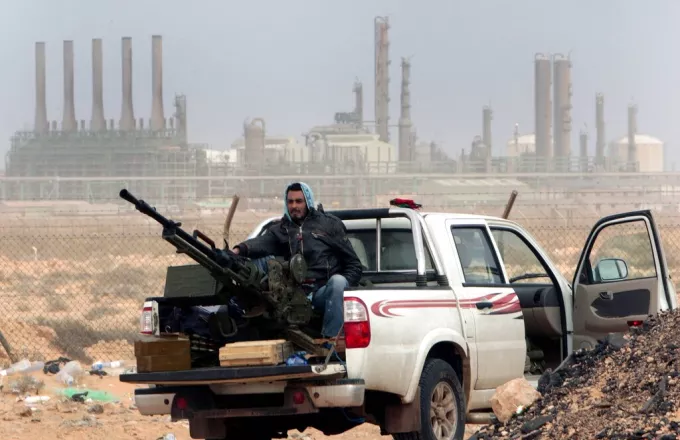 Μαχητές κοντά σε διυλιστήριο πετρελαίου στην ανατολική Λιβύη.