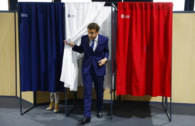 Ο Γάλλος πρόεδρος Εμανουέλ Μακρόν βγαίνει από το παραβάν 