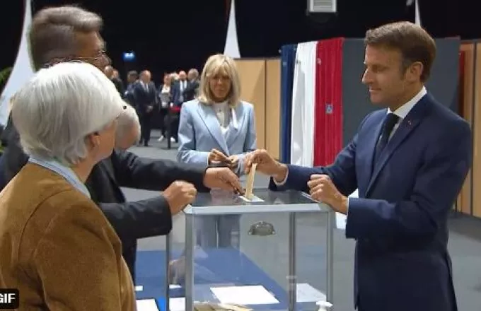 Εκλογές στην Γαλλία: Ψήφισε ο Μακρόν - Στις 9 τα exit poll