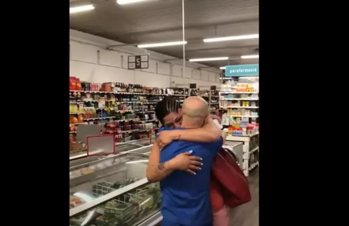 Ιταλία: Tης έκανε πρόταση γάμου στο σουπερμάρκετ