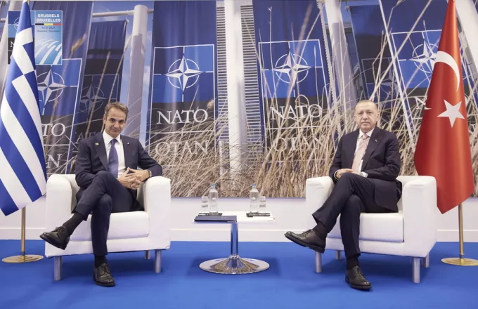 Ο Κυριάκος Μητσοτάκης και ο Ρετζέπ Ταγίπ Ερντογάν σε Σύνοδο του ΝΑΤΟ. 