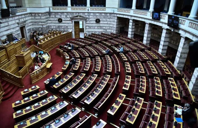 Βουλή: «Ναι» στο άρθρο για την εγγραφή στο ποινικό μητρώο των διωκόμενων για εγκλήματα κατά ανηλίκων