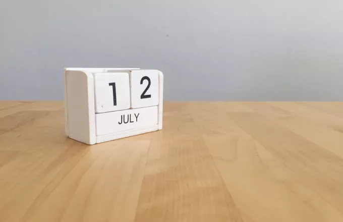 Ξύλινο ημερολόγιο που δείχνει 12 Ιουλίου 