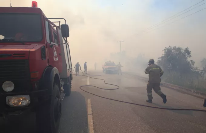 Πυροσβεστικό όχημα και πυροσβέστες στη φωτιά 