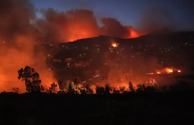 Δύσκολη νύχτα από τη φωτιά στην Πεντέλη