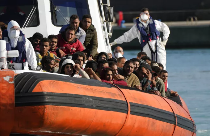 Ιταλία: Πάνω από 1.000 μετανάστες σε πλεούμενα έτοιμα να βυθιστούν
