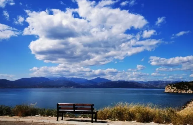 Καθαρός ουρανός με ηλιοφάνεια 