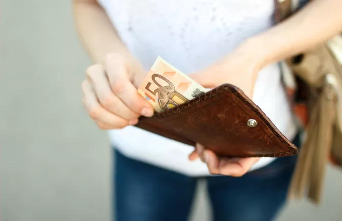 Γυναίκα στον Βόλο παρέδωσε πορτοφόλι με 2.000 ευρώ 