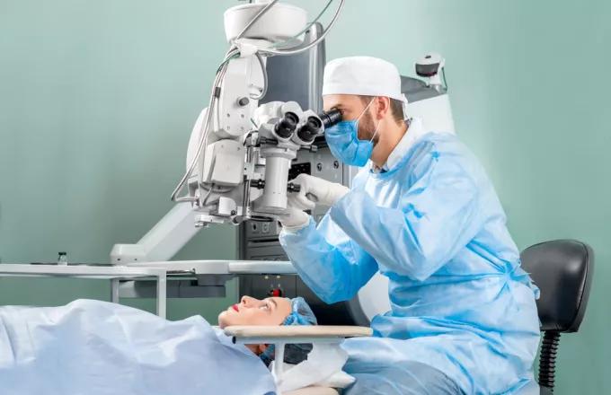 ΗΠΑ: Χειρουργοί μεταμόσχευσαν για πρώτη φορά επιτυχώς οφθαλμικό βολβό ασθενή