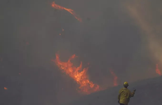 Πυροσβέστης στη φωτιά της Καλιφόρνιας 