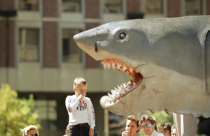 Jaws: Πώς ο Στίβεν Σπίλμπεργκ σκηνοθέτησε την κλασική ταινία τρόμου λόγω μιας... γκάφας