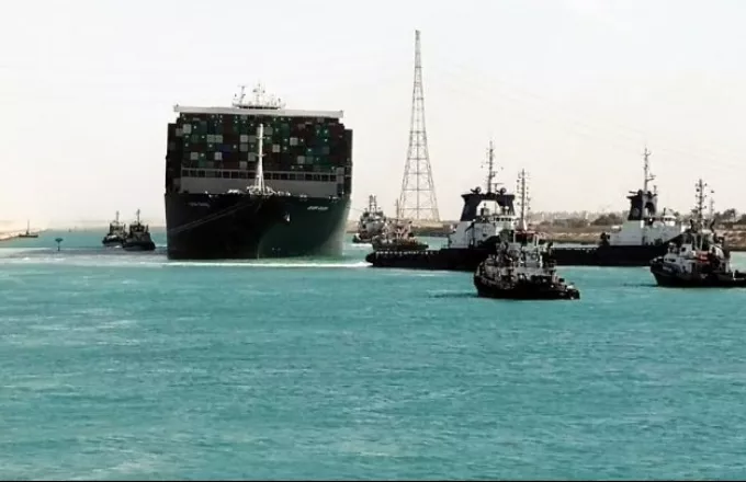 Ερυθρά Θάλασσα: Τα έσοδα από τη Διώρυγα του Σουέζ μειώθηκαν έως 50% το 2024 