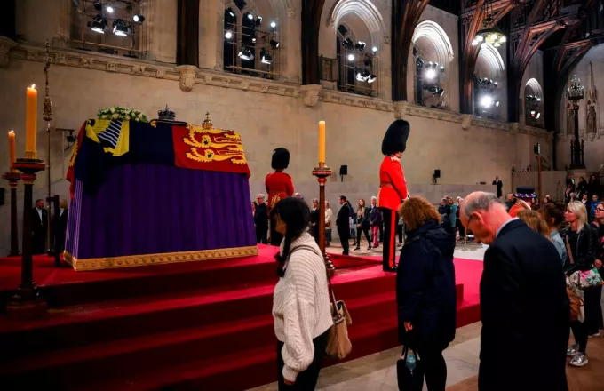 Βρετανία: Ένα τελευταίο Σαββατοκύριακο για να αποτίσουν οι πολίτες φόρο τιμής στη βασίλισσα Ελισάβετ