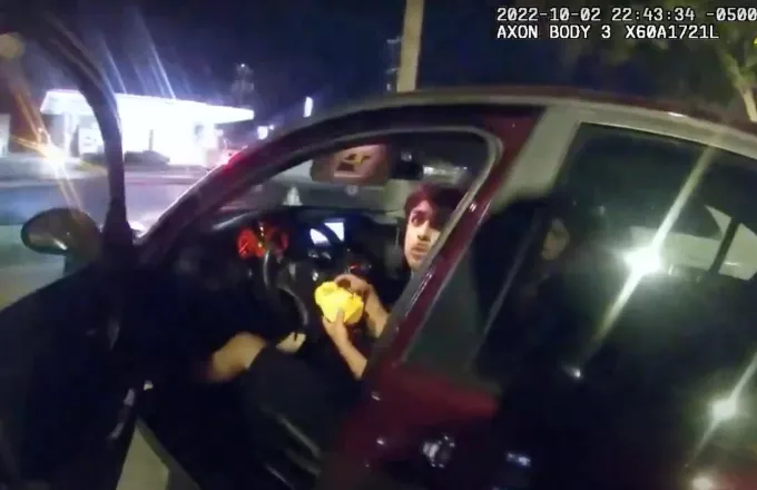 ΗΠΑ: Αστυνομικός πυροβόλησε ανύποπτο 17χρονο την ώρα που έτρωγε – Σοκαριστικό βίντεο 