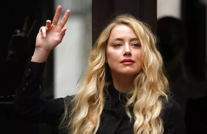 Στο πλευρό της Amber Heard η Γκλόρια Στάινεμ