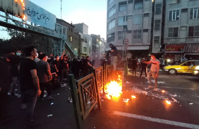 Ιράν: Η Τεχεράνη επιμένει για τον «καταστροφικό ρόλο» του Λονδίνου στις πρόσφατες αντικυβερνητικές διαδηλώσεις