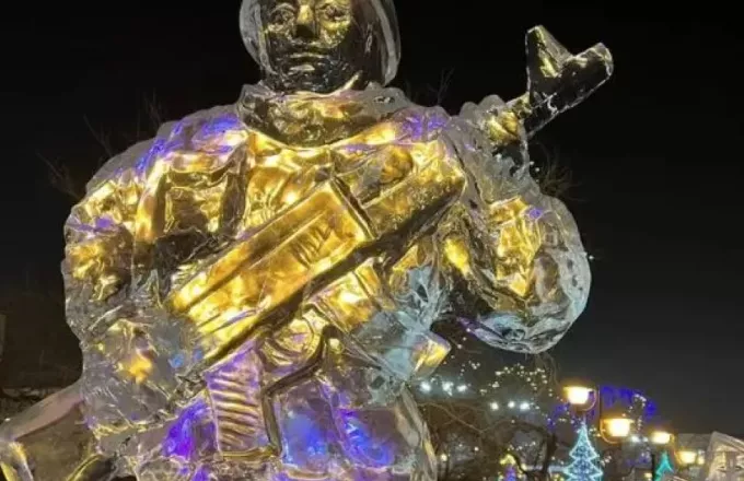 Στρατιώτες από πάγο ως χριστουγεννιάτικος στολισμός σε πλατεία στη Ρωσία
