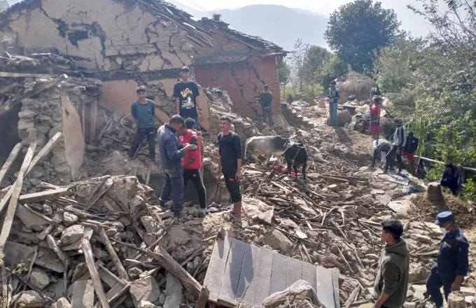 Φονικά Ρίχτερ στο Νεπάλ: Ξεπέρασαν τους 143 οι νεκροί του σεισμού