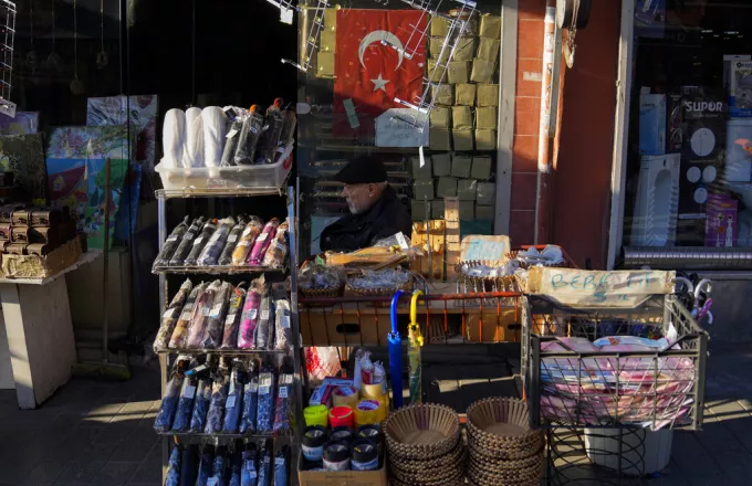 O Ερντογάν πιέζει για πάγωμα τιμών το λιανεμπόριο ενόψει εκλογών