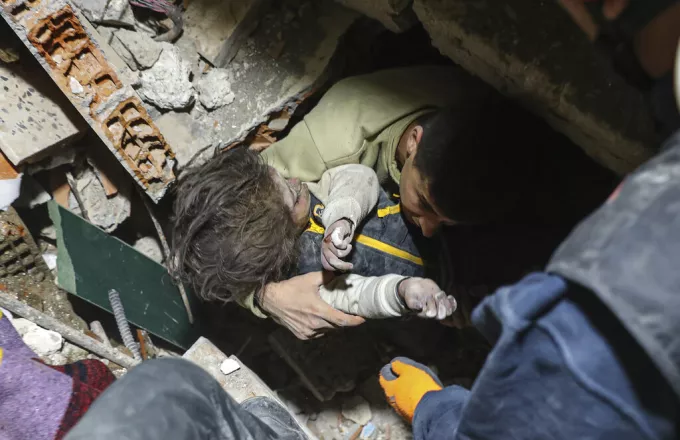 Σεισμός στην Τουρκία: 6χρονος ανασύρθηκε ζωντανός από χαλάσματα στη Συρία