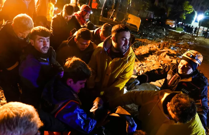 Σεισμοί σε Τουρκία και Συρία: Πάνω από 2.600 νεκροί και 11.000 τραυματίες