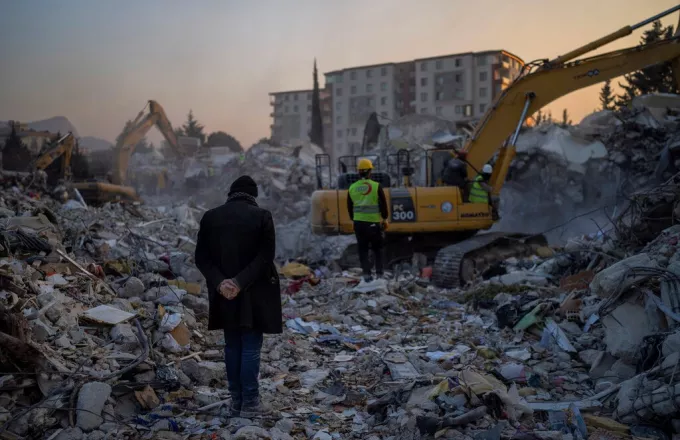 Τουρκία: Πρόστιμα και διακοπή προγράμματος σε τρία κανάλια που επέκριναν την αντίδραση της κυβέρνησης μετά τους σεισμούς