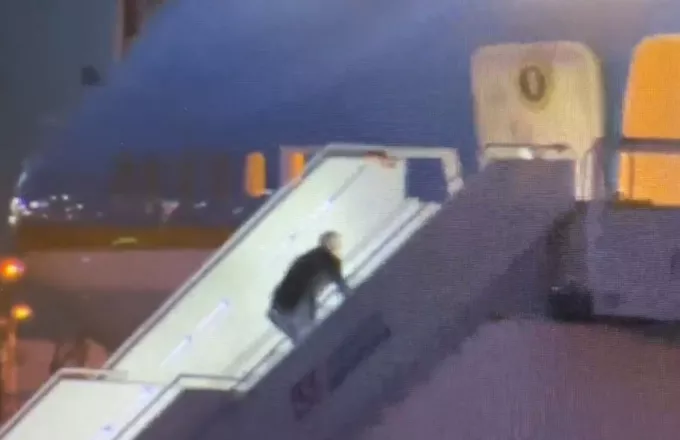 Ο Πρόεδρος Μπάιντεν έπεσε (ξανά) από τις σκάλες του Air Force One