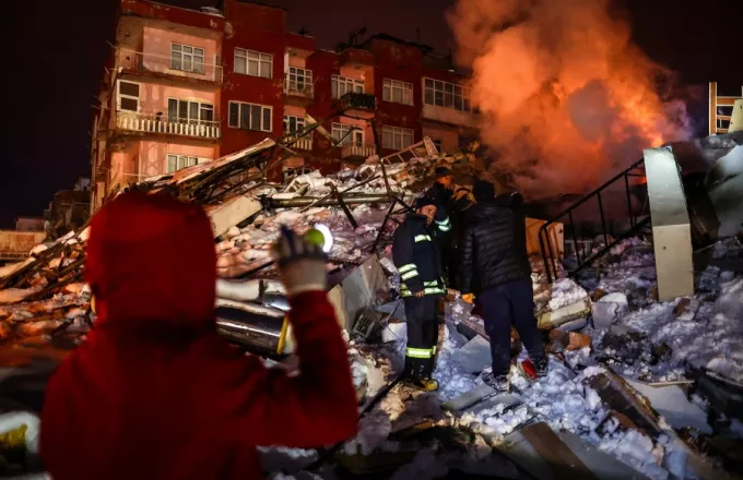 Στις σεισμοπαθείς περιοχές επιχειρούν ήδη 47 Ιταλοί πυροσβέστες
