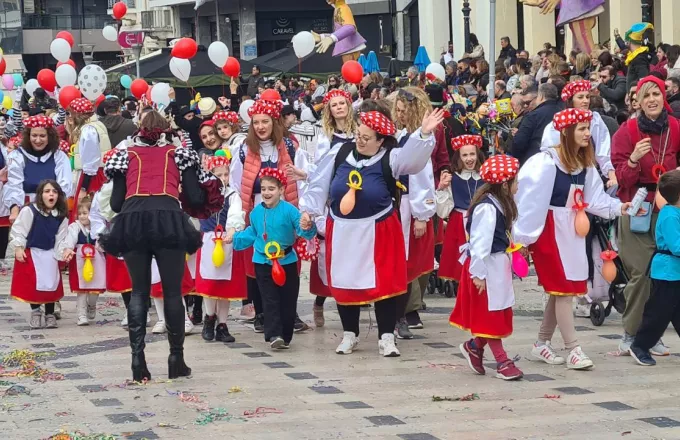 Σε ρυθμούς καρναβαλιού η Πάτρα - Ξεκίνησε η παρέλαση των παιδιών 