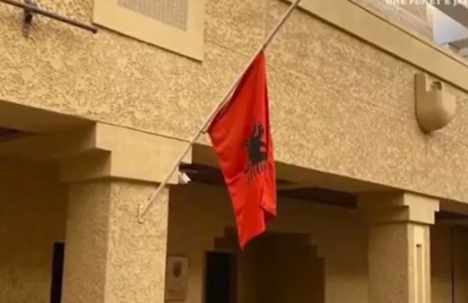 Μεσίστιες οι αλβανικές σημαίες