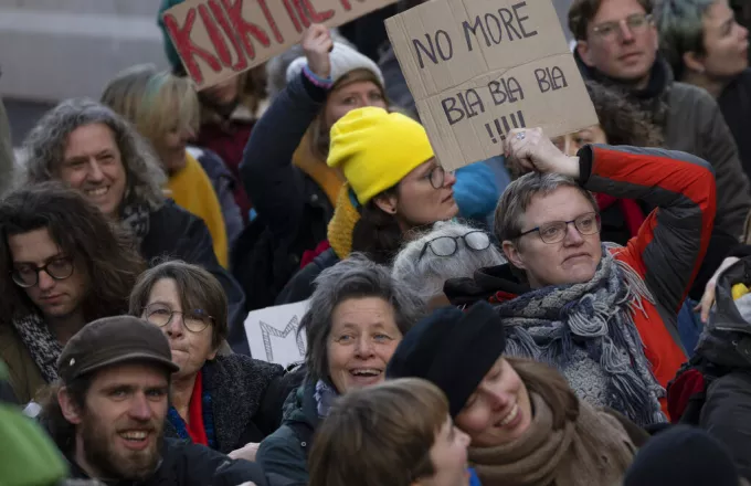 Ολλανδία: Η Extinction Rebellion πραγματοποιεί διαμαρτυρία για το κλίμα δίπλα στη "Νυχτερινή περίπολο" του Ρέμπραντ