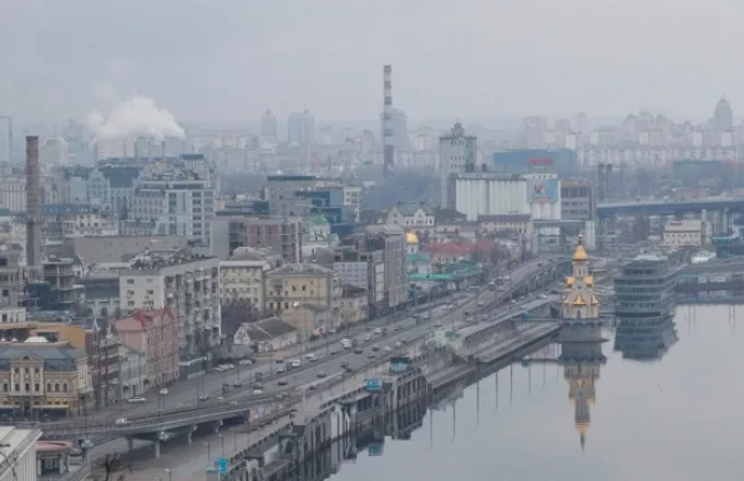 Σειρήνες ήχησαν ξανά στο Κίεβο – Αναφορές για εκρήξεις και σποραδικά πυρά