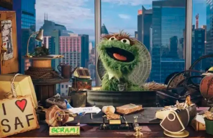 Ο Oscar της Αμερικανικής σειράς Μάπετ "Sesame Street" γίνεται ο νέος Επικεφαλής Σκουπιδιών της United - Βίντεο